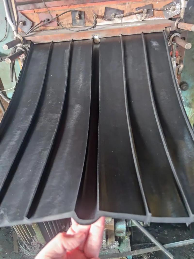 廠家直銷優(yōu)質(zhì)止水帶——專注橡膠制品與橡塑制品生產(chǎn)
